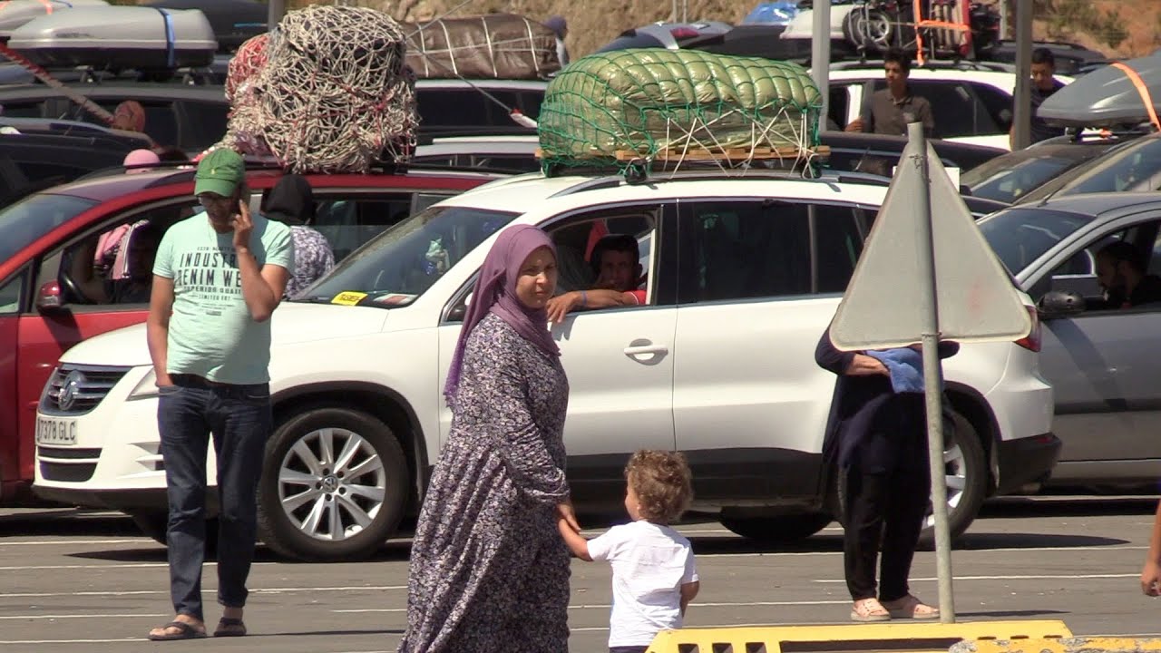 La larga espera en la explanada de Loma Colmenar, un calvario para los viajeros
