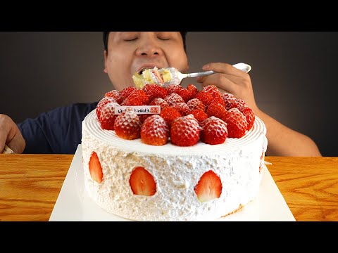 딸기가 가득 올라간 <strong>케이크</strong> 먹방~!! 리얼사운드 ASMR social eating Mukbang(Eating <strong>Show</strong>)