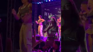 Pabllo Vittar cai do palco durante show em Manaus