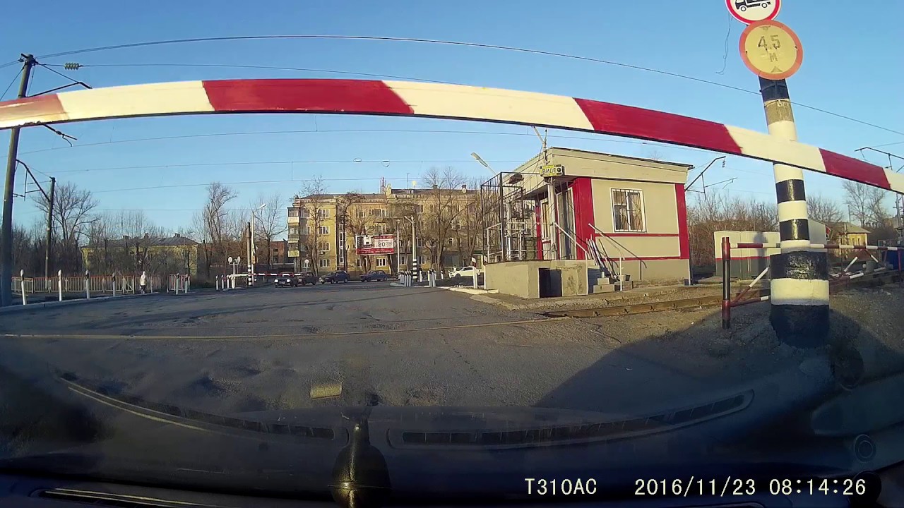 Таганрог переехавшие. Таганрог переезд ЖД. Николаевский переезд Таганрог. ЖД переезд Обухово. Шлагбаум Таганрог котельщик.