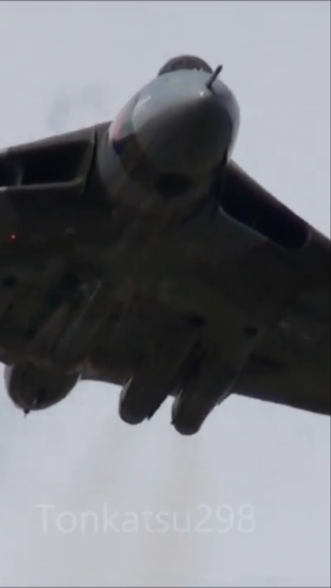 伝説的な英国爆撃機 アブロ・バルカン - YouTube