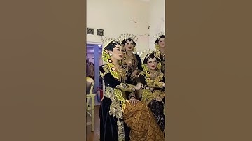 Thumbnail of manten adat jawa nih. berkolaborasi dengan kak johan fashion. wahh cantik cantik ya #viral