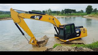 รถแบ็คโฮ CAT 320D2 ได้ออกลุยก็ลงน้ำเลยสนุกเขาล่ะงานนี้..