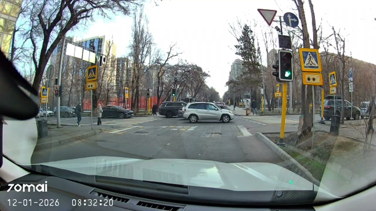 12.01.2025 Алматы Мынбаева Гагарина проезд на запрещающий сигнал светофора 134BIJ05 945BDX02