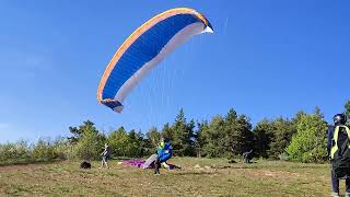 À 85 ans il pilote son parapente au décollage dans des conditions ventées.  Au top ce OldMitch !