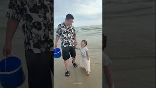 Father Help Her Daughter To Collect Shell 🐚 😍 ~ #doonakdrama