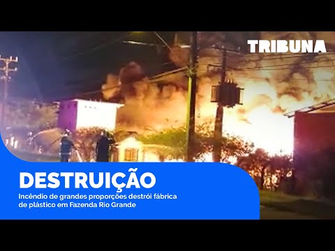 Incêndio de grandes proporções destrói fábrica de plástico em Fazenda Rio Grande