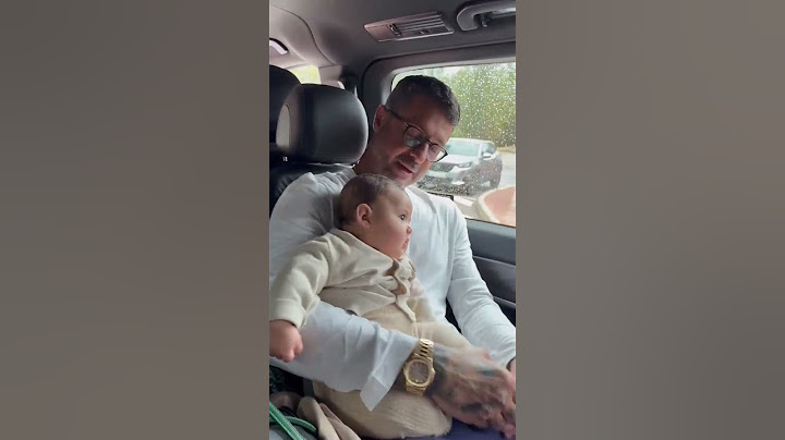 Fabrizio Corona parla con suo figlio mentre torna da Ibiza 😊
