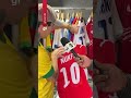 Morador transforma garagem de casa em 'museu' com coleção de itens da Copa do Mundo