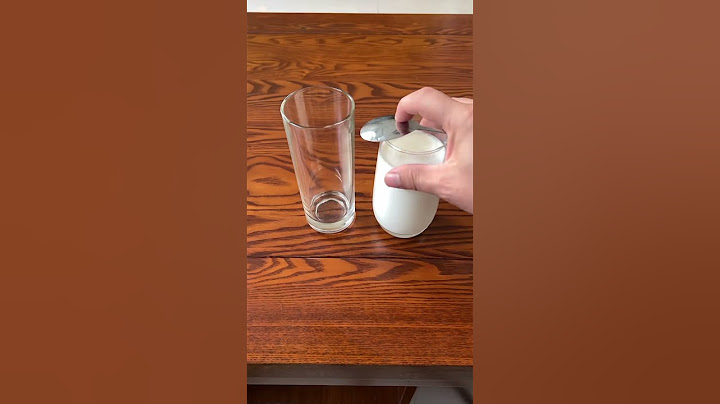 Cara sederhana menuangkan susu atau air dari 1 gelas ke gelas lainnya agar tidak tumpah #lifehacks