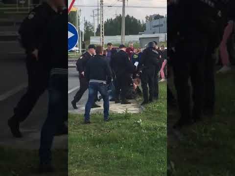 Момент задержания возможного подозреваемого в убийстве двух девушек в Петрозаводске