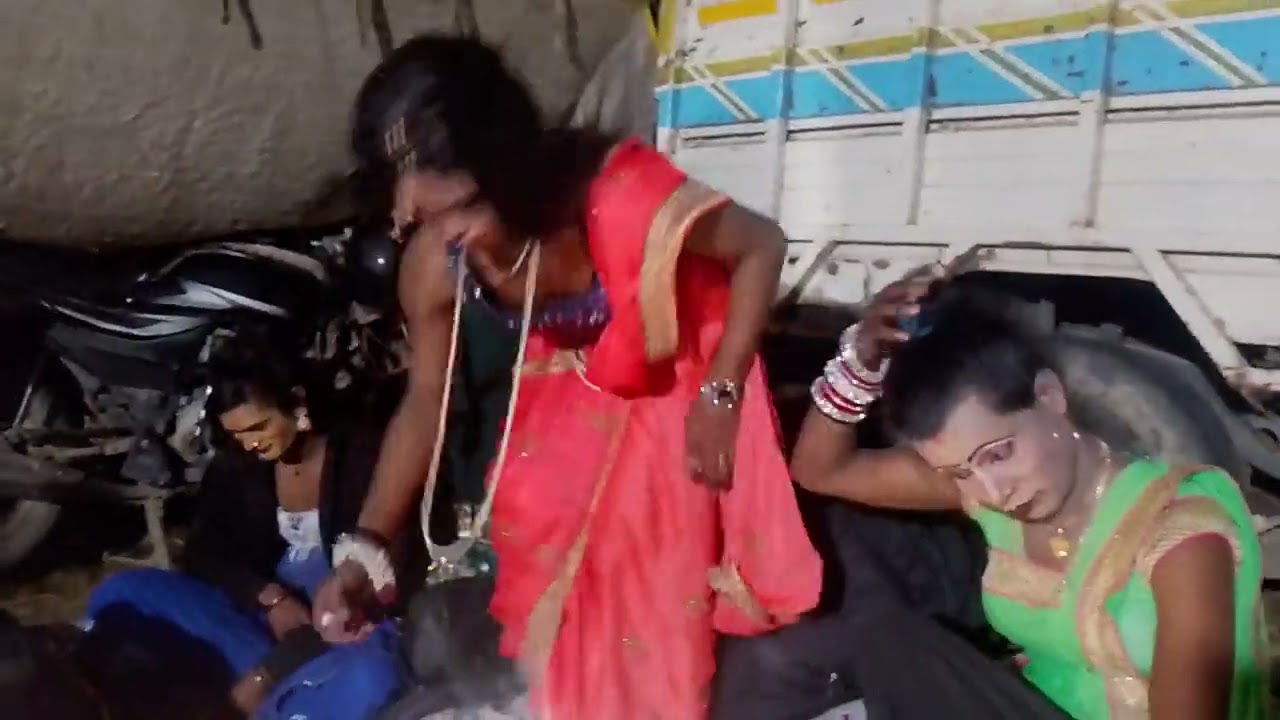 Sabhi kalakar mekap karte hue chauve pur munsi ganj amethi me Raju maurya ki nautanki