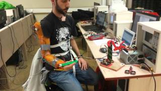 Brazo robot con Arduino 2°F salesianos 2015