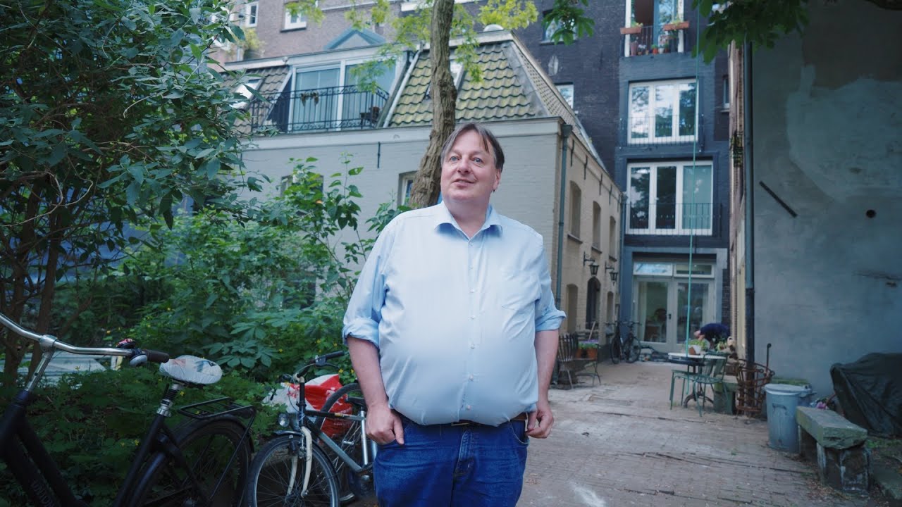 Dennis (52) woont met zijn 3 kinderen in deze unieke woning in de Boerensteeg | FANCLUB CENTRUM