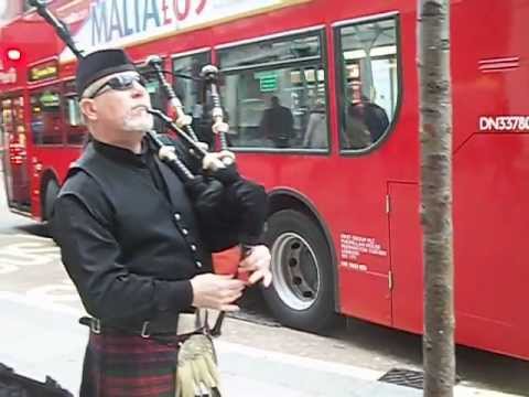 Saia e gaita de fole em Londres. - YouTube