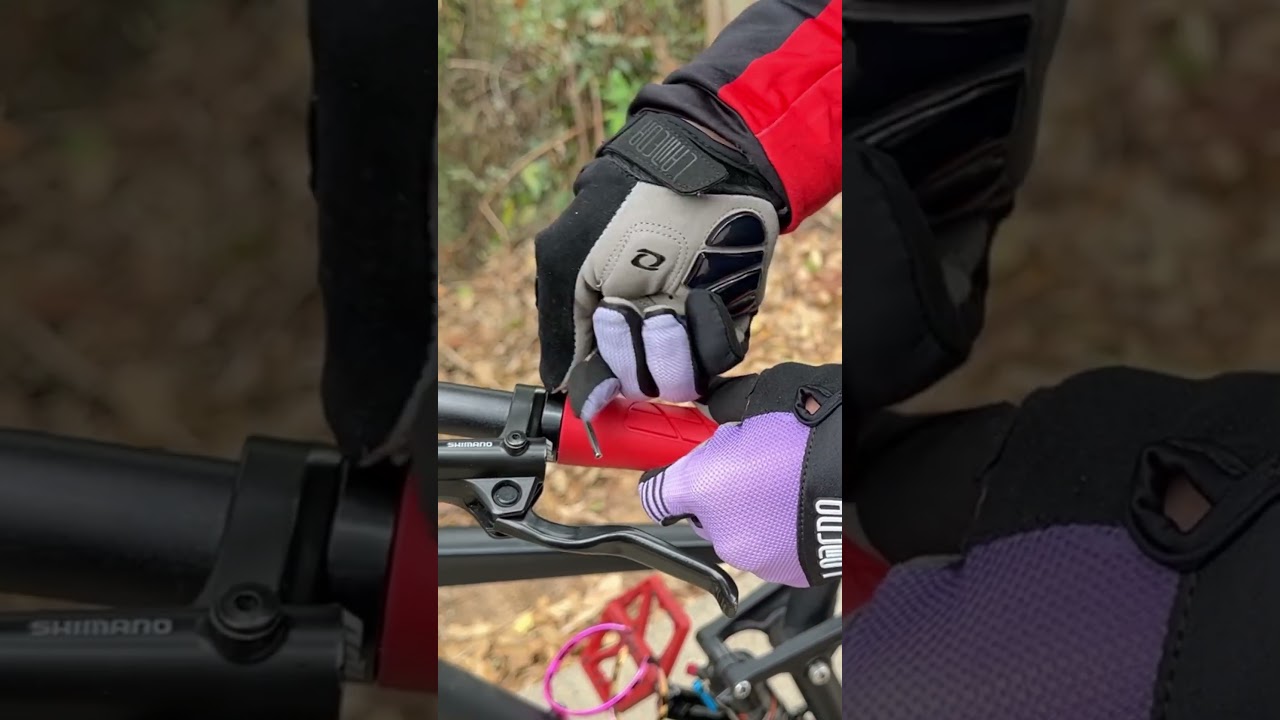 🐼Ergonomic bike grips reducing the risk of hand injury,easy to Install✨ 
