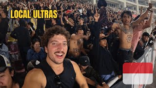 Download Lagu Para penggemar fanatik lokal mengajak kami menonton pertandingan sepak bola di Indonesia… Sungguh gila! MP3