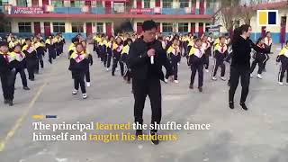 Танцы китайских школьников на переменах под руководством директора!