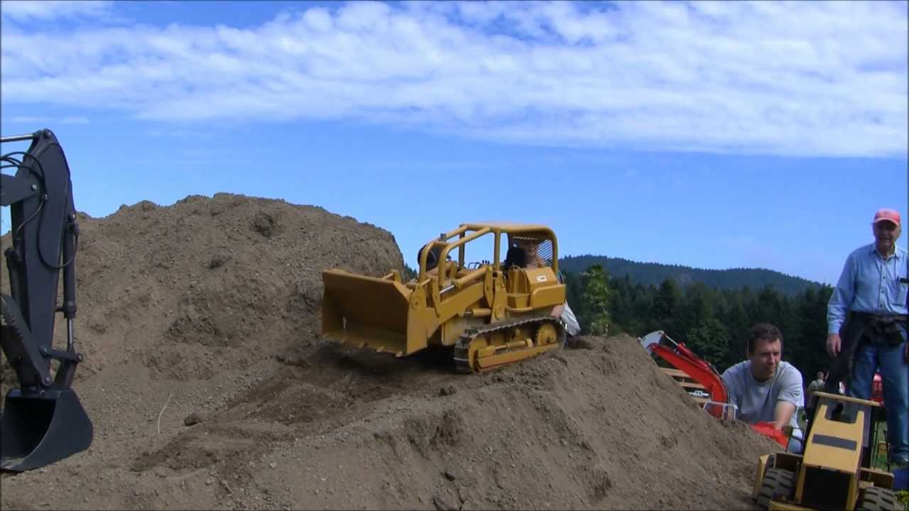 Building road @ the Cowichan fall fair with the 955K