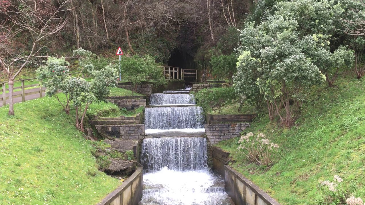 Canal de la desviación del río Piñera en Cudillero (Asturias)