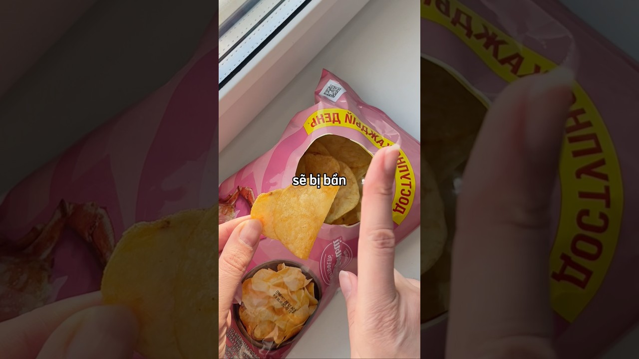 The girl came up with the perfect way to eat snake without getting her hands dirty 😀 - youtube