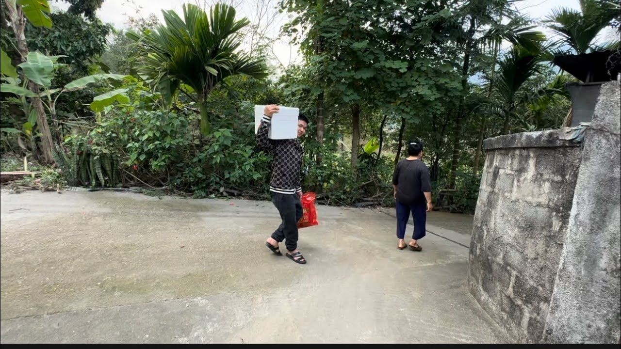 29 Tết lên trao qùa cho bà thổ neo đơn 