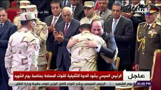 صدى البلد - الرئيس السيسي يحتضن أبنائه من أبطال القوات المسلحة