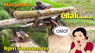 2 MOTORCYCLE TAXI TAXES DROP A WOODEN BAR, SECONDS AS THE MOTORCYCLE FALLS CARRYING A 4-METER LON...