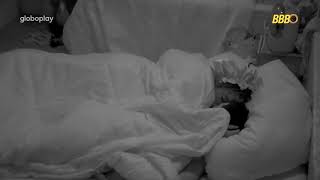 BBB 25: ROLOU BEIJO? Thamiris e João Gabriel movimentam o edredom no Quarto Nordeste após a festa