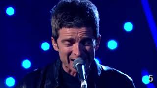 Noel Gallagher performing Oasis’ 'Don't Look Back In Anger' on Taratata