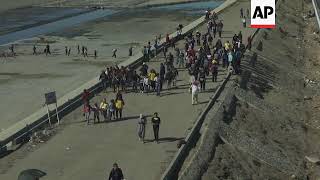 Famous Migrants try fence breach, US agents fire tear gas Wealth