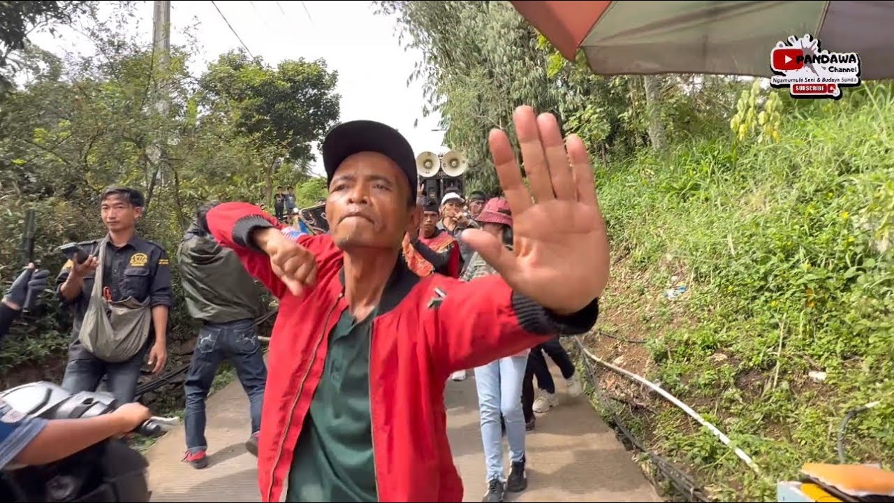 Keseruan Rombongan Benjang Mekar Budaya Melewati Tempat Hajat Bikin Tambah Rame