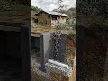 El drenaje detrás de un muro evita acumulación de agua, reduce presión hidrostática.