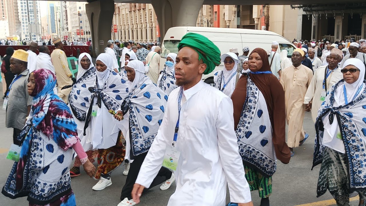 ZIARA YA MAHUJAJI WA BAKWATA KWENYE  NYUMBA YA MTUME PAMOJA NA MASJID JINN KTK MSIKITI WA MAKKA .