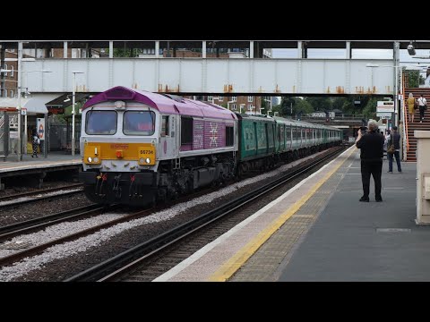 66734 drags 455817 + 455820 past Kensington Olympia with 2 tones (26/07/2022)