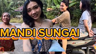 Mandi Sungai Utik // Apai Nya Mencari Sesuatu Bersama Teman😘 