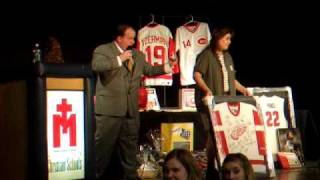 Michigan Charity Auctioneer Ken Lindsay Works The Audience