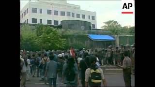 INDONESIA: JAKARTA: STUDENT PROTEST TURNS VIOLENT (3)