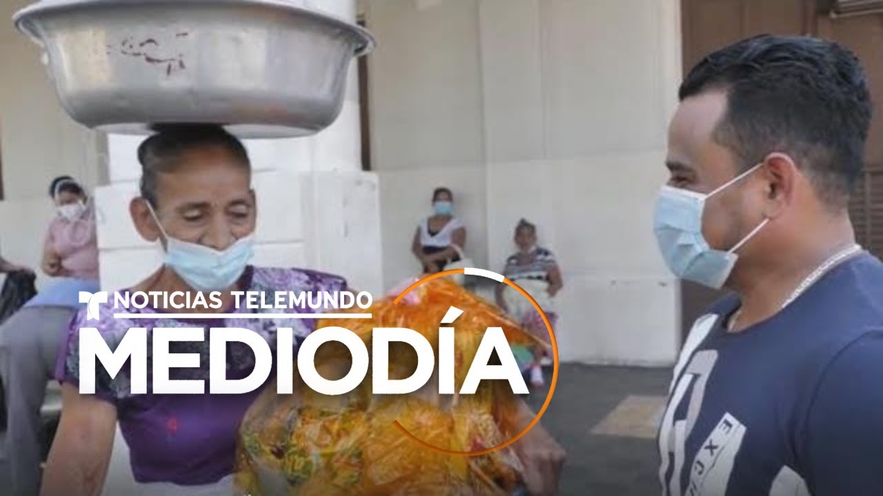 Familia salvadoreña regala despensas a adultos mayores que trabajan en la calle | Noticias Telemundo