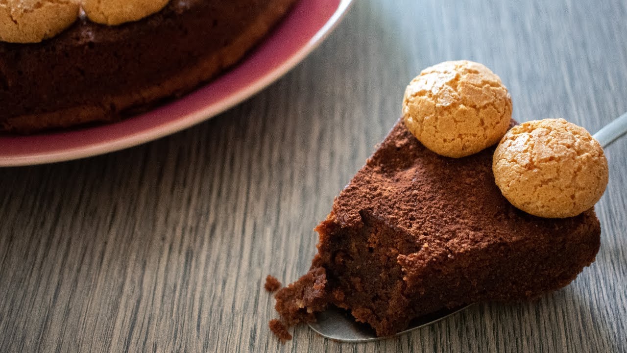 Torta cremosa al cioccolato fondente e amaretti