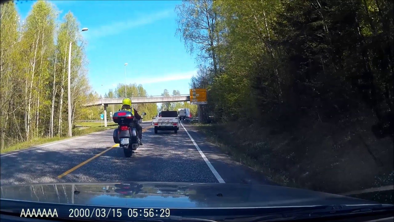 Motorsykkel på bakhjulet i shorts og t-skjorte..