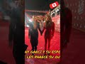 Kany García y su esposa lucen increíbles outfits 👗