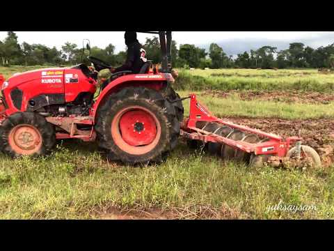 รถไถคูโบต้าไถพรวนดินเตรียมหว่านข้าว Tractor