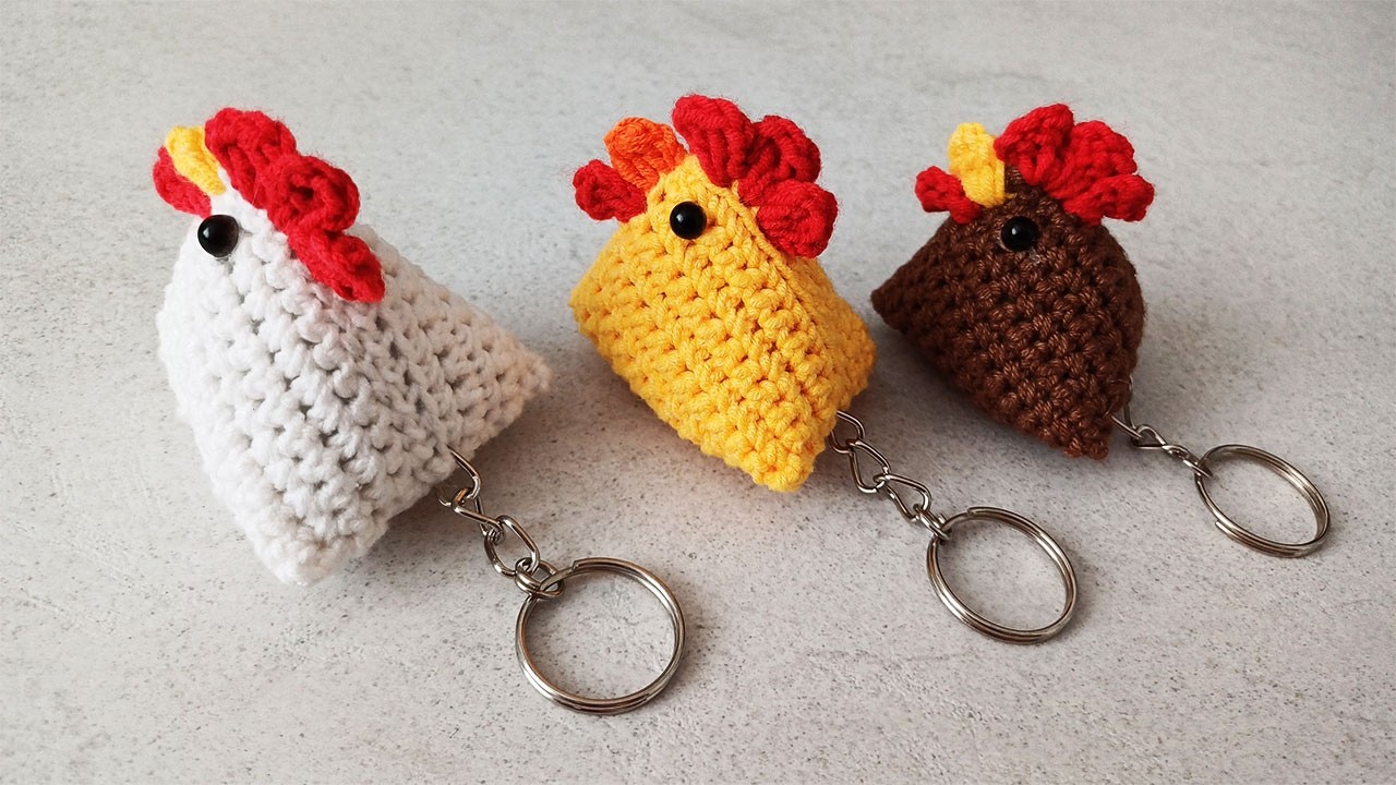 Очаровательные брелки с курицей, связанные крючком – милая и простая идея подарка своими руками