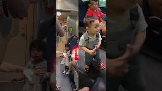 Em Dư Góp Vui Cho Cả Toa Tàu Chút Văn Nghệ