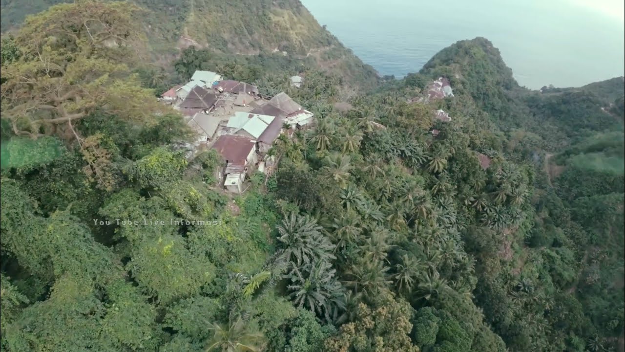 Kampung REKA terpencil diatas bukit dan ditepi laut memiliki keindahan yang ciamik 