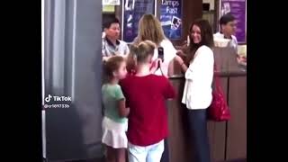 Stan twitter: girl takes a photo of Hannah Montana then walks away