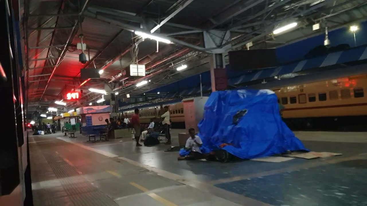 Madurai Junction railway station, Early Morning 02665/Howrah - Kanniyakumari Express departing 4k HD