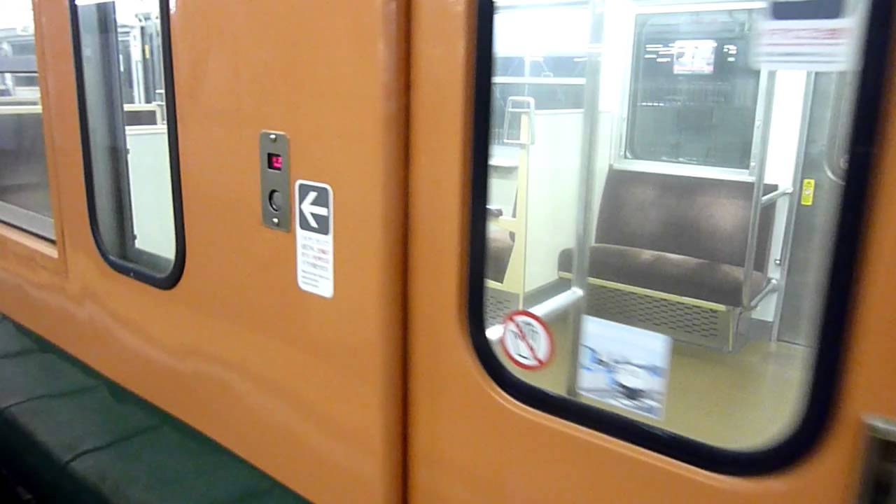 113系湘南色のドアボタンを押してみた - YouTube