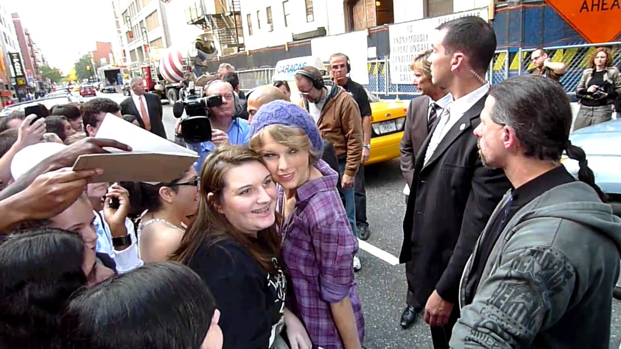 Super sweet Taylor Swift signing autographs at Letterman.  E1autographs